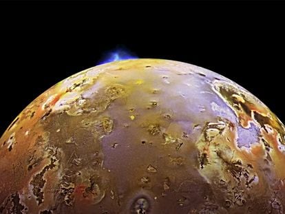 Una erupción volcánica en la luna de Júpiter, Io, vista por la nave 'Galileo'.