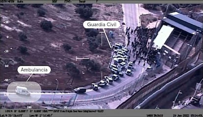 Fotograma que muestra dónde se situó la ambulancia en el momento en el que la Guardia Civil intentaba contener a centenas de personas que lograron entrar en Melilla.
