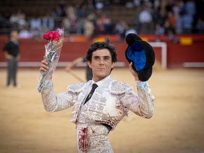 Álvaro Alarcón pasea la oreja que cortó al quinto novillo de la tarde, en la Feria de Fallas.