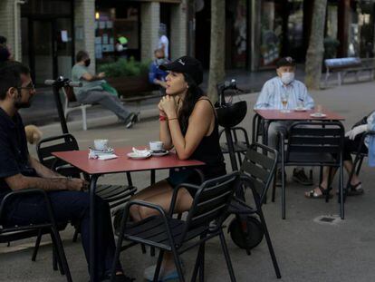 Converses en una terrassa.