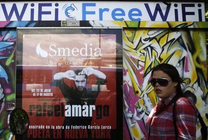 Una mujer pasa ante un quiosco asociado a la red de Gowex, en Madrid.