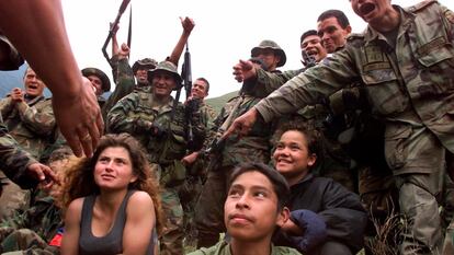 Tres adolescentes capturados por el Ejército colombiano por pertenecer a las FARC, en diciembre del 2000.
