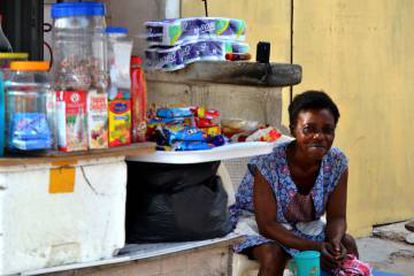 Hannah, de 52 años, en su puesto de comestibles en Accra, Ghana.