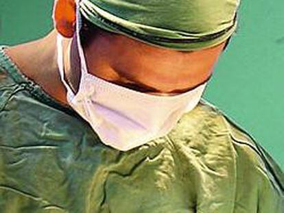 Un cirujano durante una operación.
