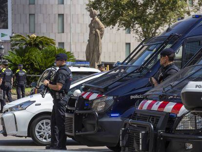 Policia a la plaça Catalunya de Barcelona.