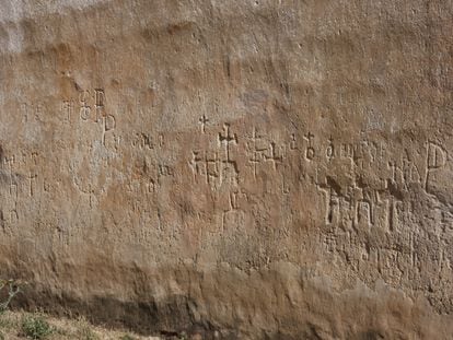 Cruces y otros signos en el muro norte de la ermita de San Miguel en Gormaz (Soria).