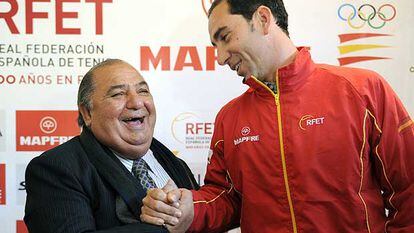 Pedro Muñoz, a la izquierda, se saluda con Albert Costa en una imagen de archivo.