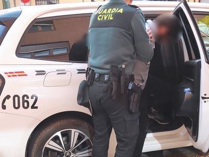 Traslado de uno de los dos hombres detenidos por agresión a una menor en Zamora, en una imagen difundida por la Guardia Civil.