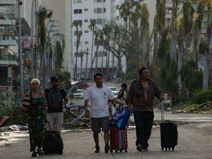 Turistas abandonan  la zona hotelera del puerto de Acapulco debido al paso del huracán Otis. Guerrero (México).