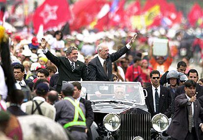 El líder del Partido de los Trabajadores saluda a la multitud en su camino hacia el Congreso.
