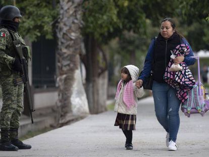 Operativo para revisar mochilas en Torreón.