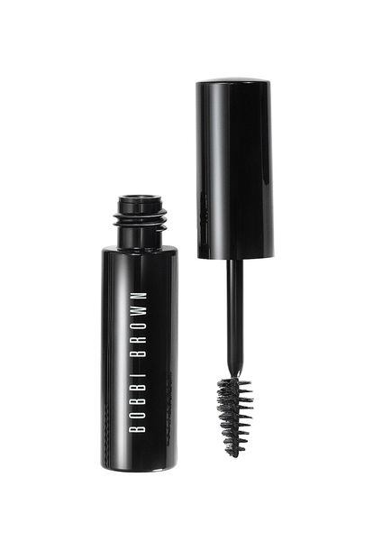 Técnica: Fijar
Producto: el gel waterproof brow shaper de Bobbi Brown, que da forma y mantiene las cejas intactas, sin resultar pegajoso o rígido, y resiste al agua y el sudor (25€).
Paso a paso: aplicado ligeramente con golpes suaves y rápidos, hacia arriba y hacia afuera siguiendo el arco, sobre la ceja ya coloreada y definida.