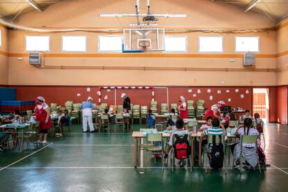 Comedor instalado en el colegio Eduardo Rojo de Madrid, en septiembre de 2020, para reducir el riesgo de contagio dentro de la escuela.