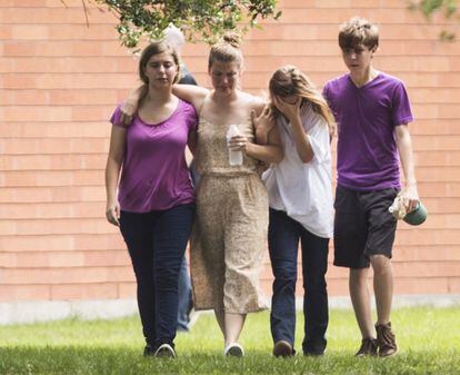 Estudiantes del centro de Santa Fe salen ayer de otra escuela a la que fueron trasladados.