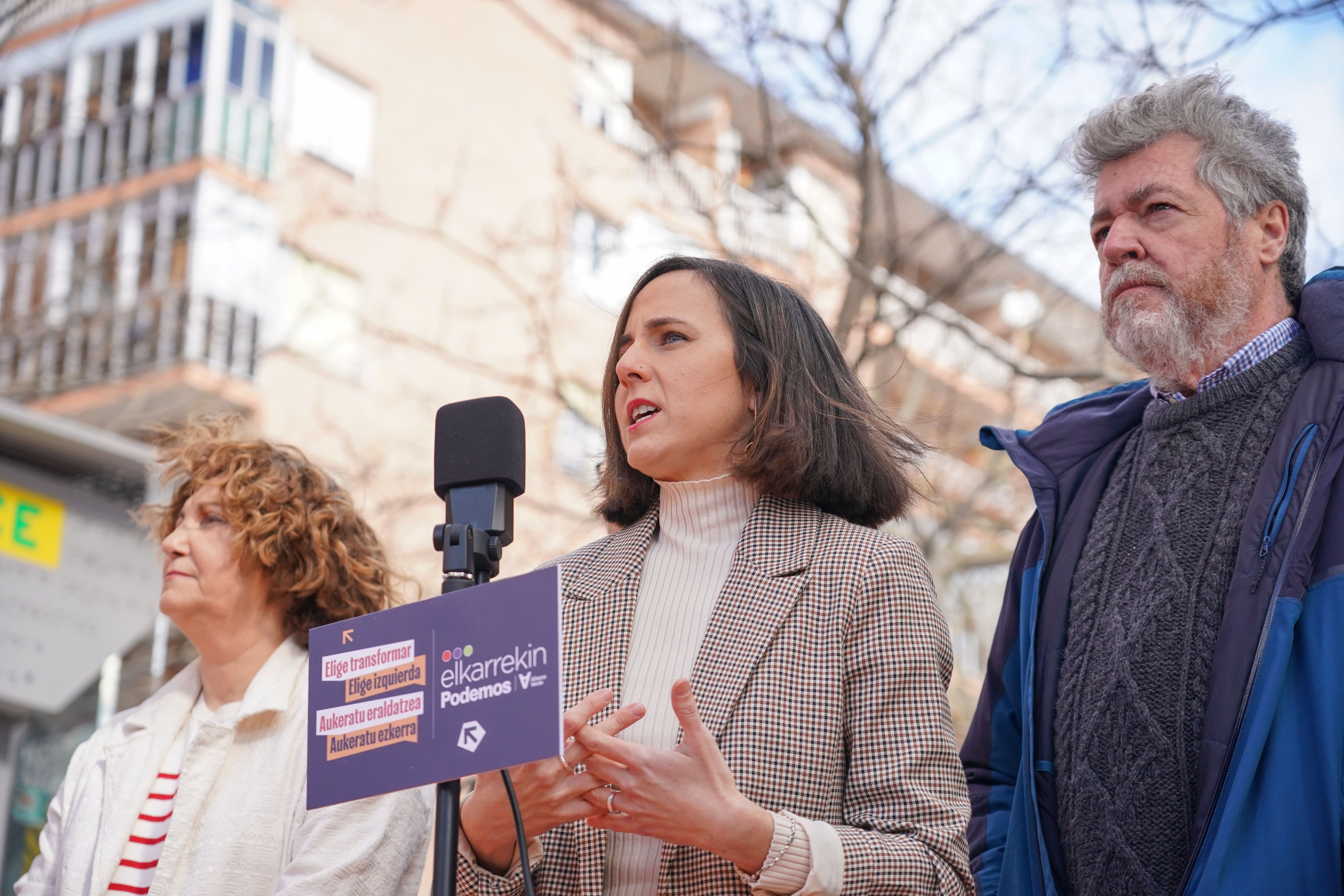 La secretaria general de Podemos, Ione Belarra, realiza declaraciones en el Monumento a la Asamblea de mujeres de Araba, a 1 de abril de 2024, en Vitoria-Gasteiz, Álava, Vizcaya, Euskadi (España). Podemos concurre en coalición con Alianza Verde a las elecciones autonómicas vascas del 21 de abril. Juantxo López de Uralde es el cabeza de lista en Álava dentro de la candidatura de Miren Gorrotxategi.
01 ABRIL 2024;VITORIA GASTEIZ;EUSKADI;BELARRA;VIAJE;JUANTXO LOPEZ
Iñaki Berasaluce / Europa Press
01/04/2024