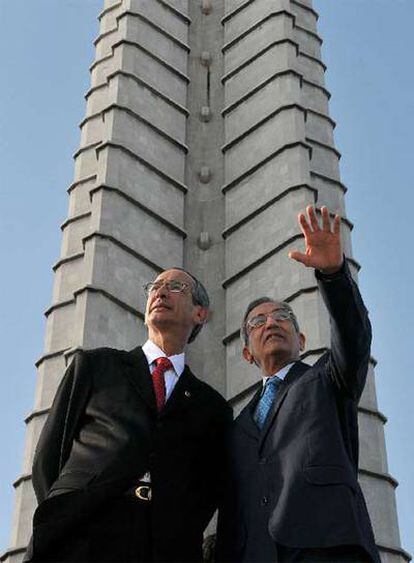 El presidente guatemalteco, Álvaro Colom (izquierda), y el ministro cubano de Salud, José Ramón Balaguer, conversan tras colocar una ofrenda floral ante la estatua del prócer cubano José Martí.