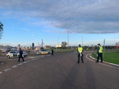 Agentes de la Guardia Civil en un control de carreteras en Extremadura el pasado día 14.