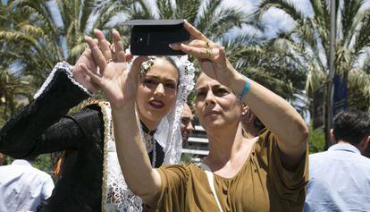 La alcaldesa Sonia Castedo haci&eacute;ndose un &#039;selfie&#039; con la &#039;bellesa del foc&#039;, Patricia Gadea