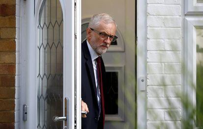 El líder del Partido Laborista, Jeremy Corbyn, a las puertas de su domicilio en Londres este lunes