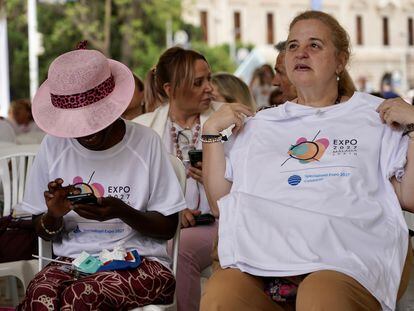 Dos mujeres con camisetas en apoyo de la candidatura de la Expo Málaga 2027, durante la retransmisión en directo a la 172 Asamblea del BIE en la que excluyó Málaga como sede de la Exposición Internacional.