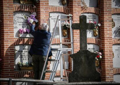 Una mujer visita el Cementerio de la Almudena, durante el día de Todos los Santos.