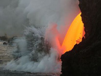 Desde el derrumbe de un acantilado en año nuevo, el volcán Kilaue en Hawái vuelca material incandescente en el océano Pacífico