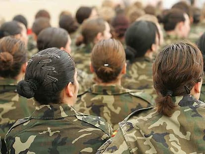 Mujeres militares reunidas en la base del Ejército de Tierra de El Goloso (Madrid).