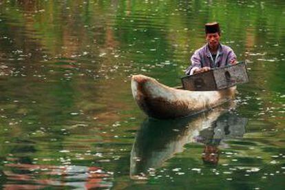 Pescador fluvial en la aldea de Asir, cerca de Takengon, en la región de Aceh (Indonesia).