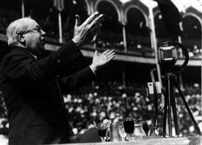 Manuel Azaña durante un mitin en la plaza de toros de Las Ventas.