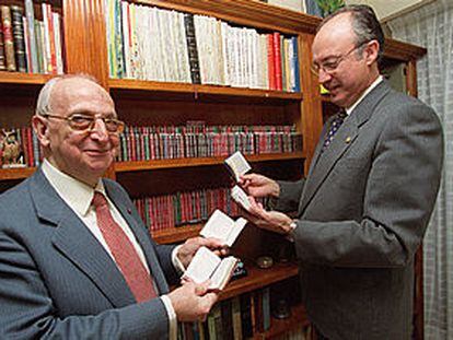 Santiago Riopérez, a la izquierda, y Eugenio Ferré muestran orgullosos sus colecciones.