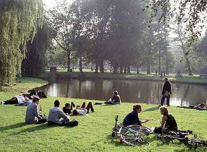 Una escena del parque Vondel de Ámsterdam, frecuentado por 10 millones de turistas.