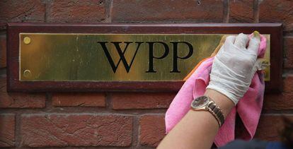 Logo de WPP en la sede de Londres.