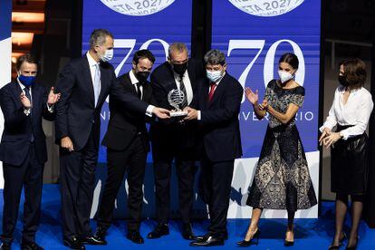 De izquierda a derecha, Josep Crehueras; el rey Felipe VI; los ganadores del Premio Planeta Agustín Martínez, Jorge Díaz y
Antonio Mercero; la reina Letizia, y la finalista, Paloma Sánchez-Garnica.
