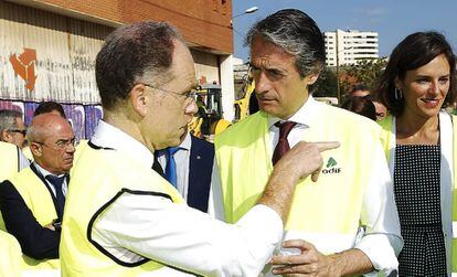 El ministro de Fomento, &Iacute;&ntilde;igo de la Serna (I), y el presidente de Adif, Juan Bravo, durante la visita a las obras de la Rambla de Prim (Barcelona).