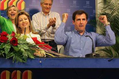 Los expresidentes de UM, María Antonia Munar y Miquel Nadal, celebrando el resultado de las elecciones de 2007.