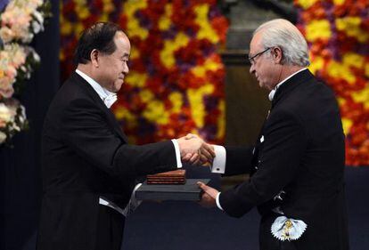 El Nobel de Literatura Mo Yan recibe el galard&oacute;n de manos del rey Gustavo de Suecia.
