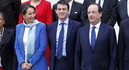 De izquierda a derecha, Ségolène Royal, Manuel Valls y François Hollande, este viernes tras el Consejo de Ministros.