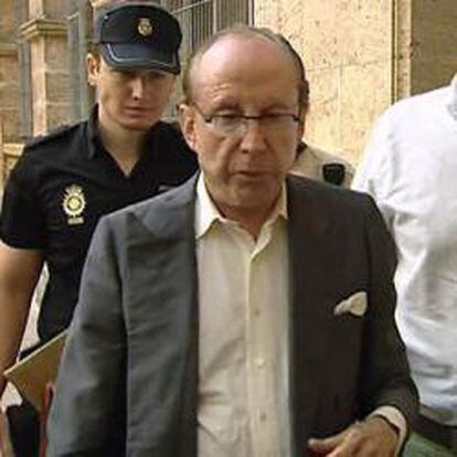 José María Ruiz-Mateos a su llegada a los juzgados de Palma de Mallorca escoltado por la policía