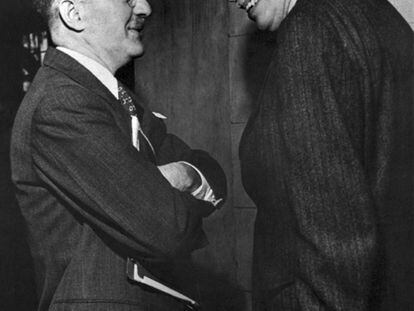 Harry Dexter White charla con John Maynard Keynes (derecha) en 1946.