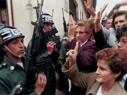 Un grupo de madres colombianas, cuyos hijos, soldados o policías, son rehenes de los guerrilleros, se manifestaban en la plaza Bolívar de Bogotá en 1999.