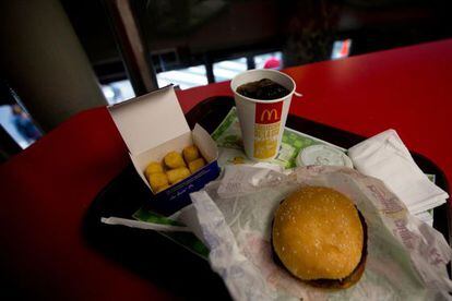 Una hamburguesa acompañada por arepas, en Caracas