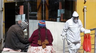 Un sanitario sale de un hospital en La Paz (Bolivia) hace unos meses, equipado con la protección para la covid.