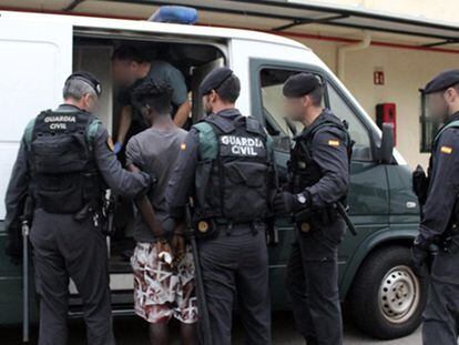 La Guardia Civil traslada a un inmigrante que saltó la valla de Melilla para devolverlo a Marruecos, en septiembre de 2019.