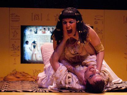 Escena de 'Los áspides de Cleopatra' con los actores Gustavo Pardi (Marco Antonio) e Iride Mockert (Cleopatra).