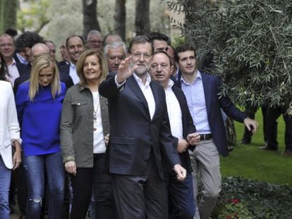 Mariano Rajoy, junto a la c&uacute;pula del Partido Popular, ayer en Toledo.