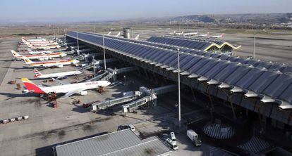 Varios aviones en las pistas de la T4 del Aeropuerto Adolfo Su&aacute;rez Madrid-Barajas. 