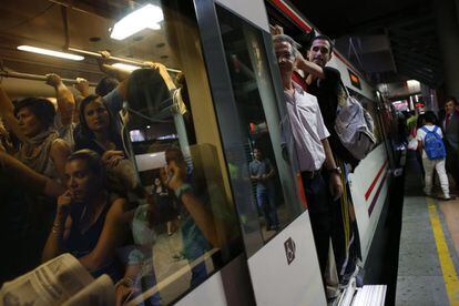 Los pasajeros esperan la salida del tren durante la jornada de huelga esta ma&ntilde;ana en una estaci&oacute;n de metro de Madrid.