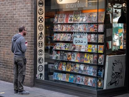 Un hombre observaba el escaparate de una tienda de cómics, en marzo en Londres.