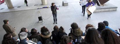 Un grupo de alumnos de la Universidad Complutense da clase en la calle, el pasado noviembre, en protesta contra los recortes educativos. 