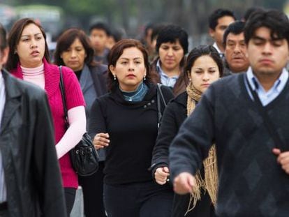 Peruanos caminando en la calles de San Isidro, Lima.